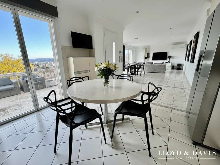 Maison Bourg-lès-Valence - 4 chambres - 220m²