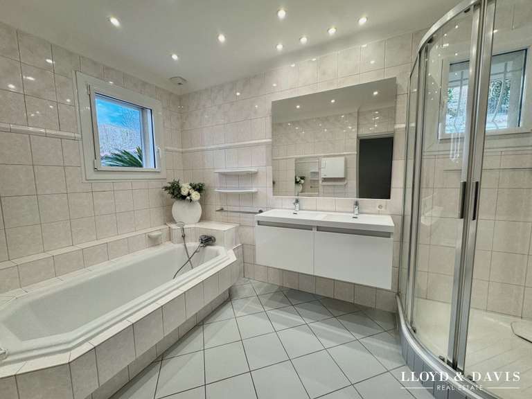 Maison Bourg-lès-Valence - 4 chambres - 220m²