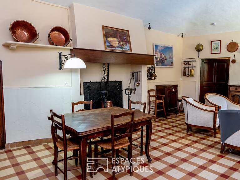 Maison Bourg-Saint-Andéol - 8 chambres - 450m²