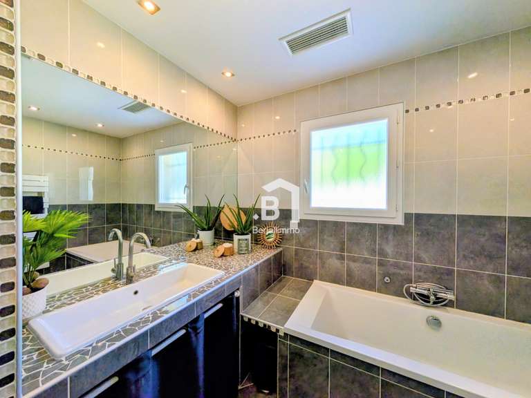 Maison Bourgoin-Jallieu - 4 chambres - 206m²