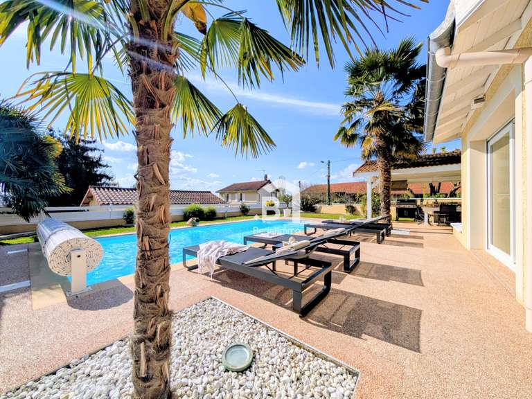 Maison Bourgoin-Jallieu - 4 chambres - 206m²