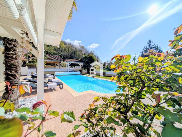 Maison Bourgoin-Jallieu - 4 chambres - 206m²