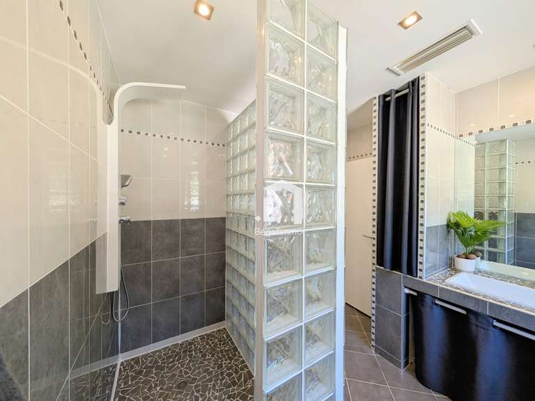 Maison Bourgoin-Jallieu - 4 chambres - 206m²