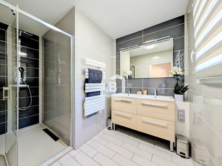 Maison Bourgoin-Jallieu - 4 chambres - 206m²