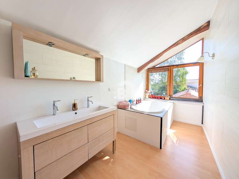 Maison Bourgoin-Jallieu - 6 chambres - 315m²