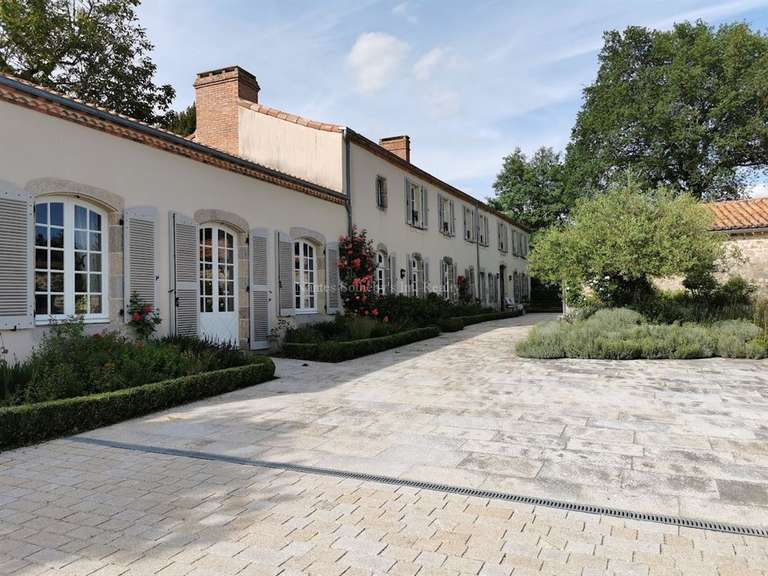Maison Bressuire - 6 chambres - 380m²