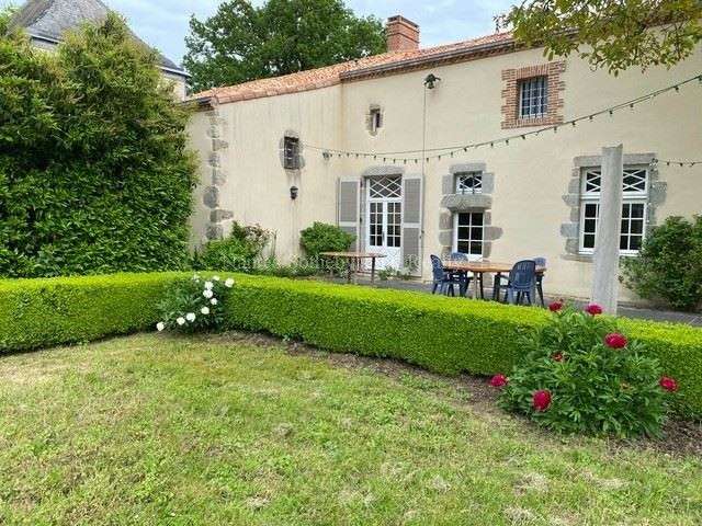 Maison Bressuire - 6 chambres - 380m²