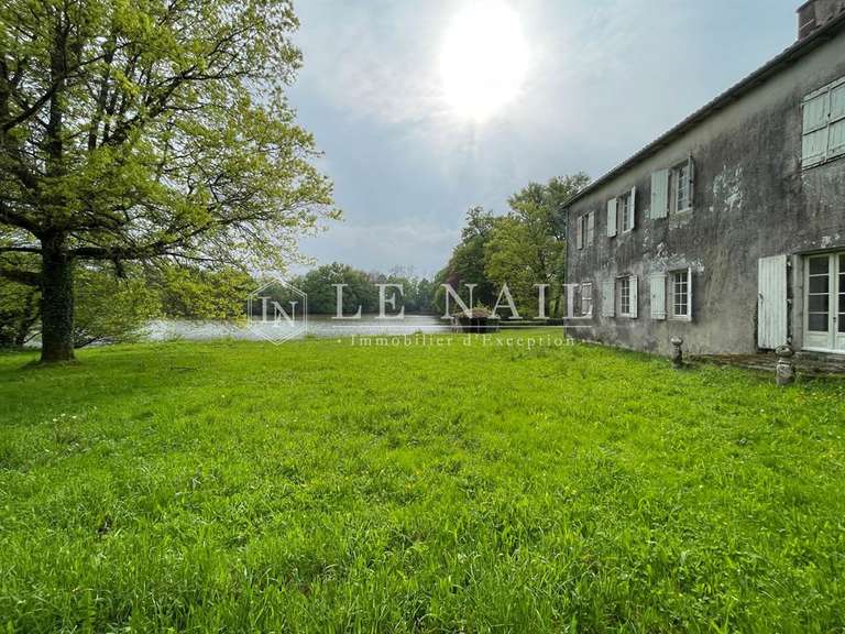 Propriété Bressuire - 12 chambres - 540m²