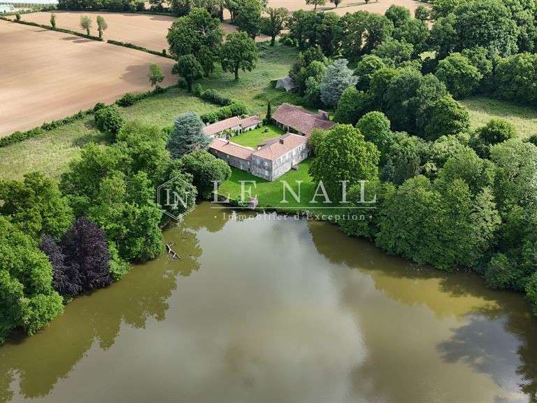 Propriété Bressuire - 12 chambres - 540m²