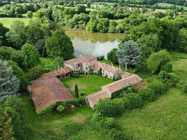 Propriété Bressuire - 12 chambres - 540m²
