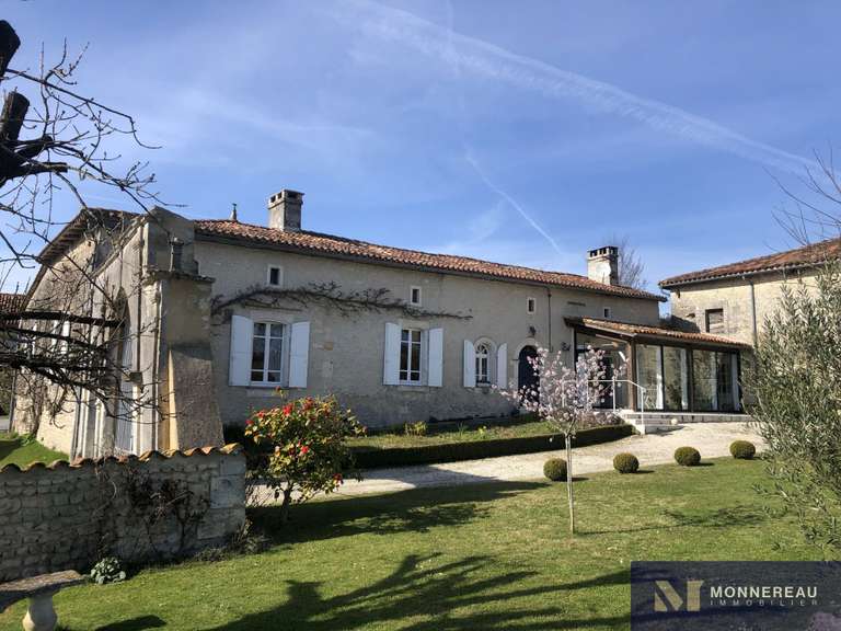 Maison Brie-sous-Barbezieux - 3 chambres - 208m²