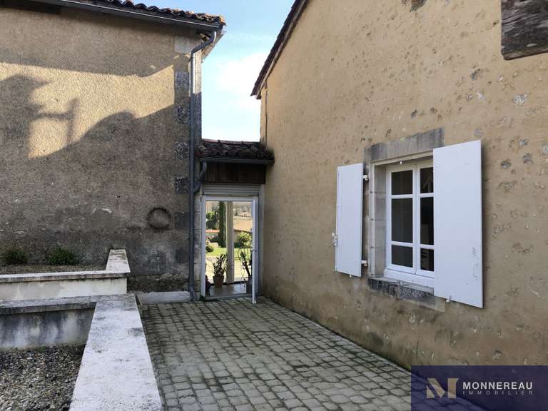 Maison Brie-sous-Barbezieux - 3 chambres - 208m²