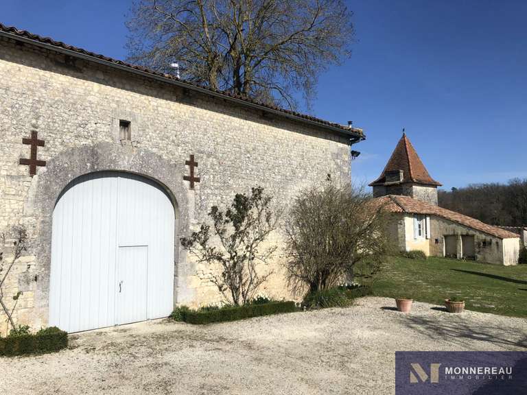 Maison Brie-sous-Barbezieux - 3 chambres - 208m²