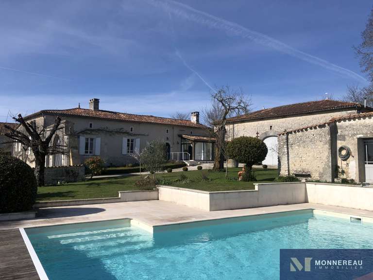 Maison Brie-sous-Barbezieux - 3 chambres - 208m²