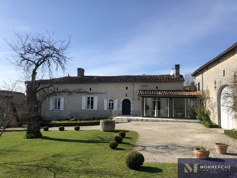 Maison Brie-sous-Barbezieux - 3 chambres - 208m²