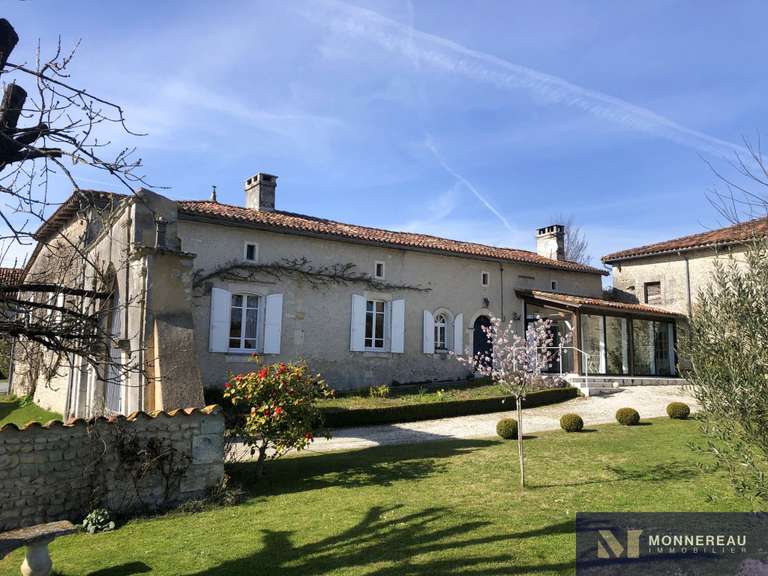 Maison Brie-sous-Barbezieux - 3 chambres - 208m²