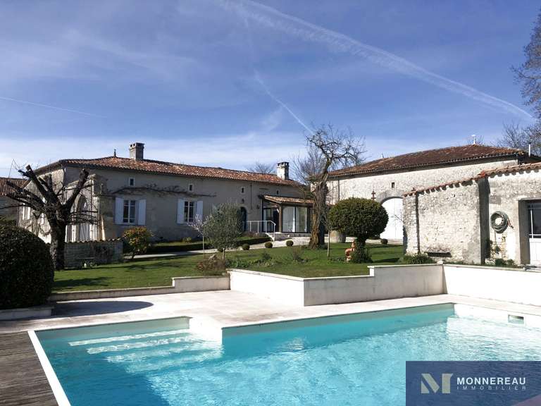 Maison Brie-sous-Barbezieux - 3 chambres - 208m²