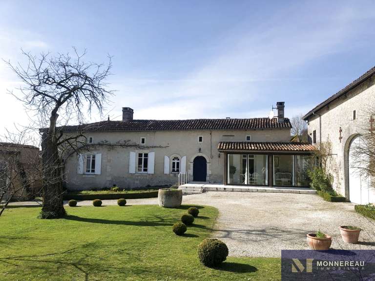 Maison Brie-sous-Barbezieux - 3 chambres - 208m²