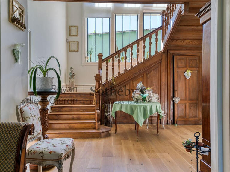 Maison Brie-sous-Mortagne - 6 chambres - 530m²