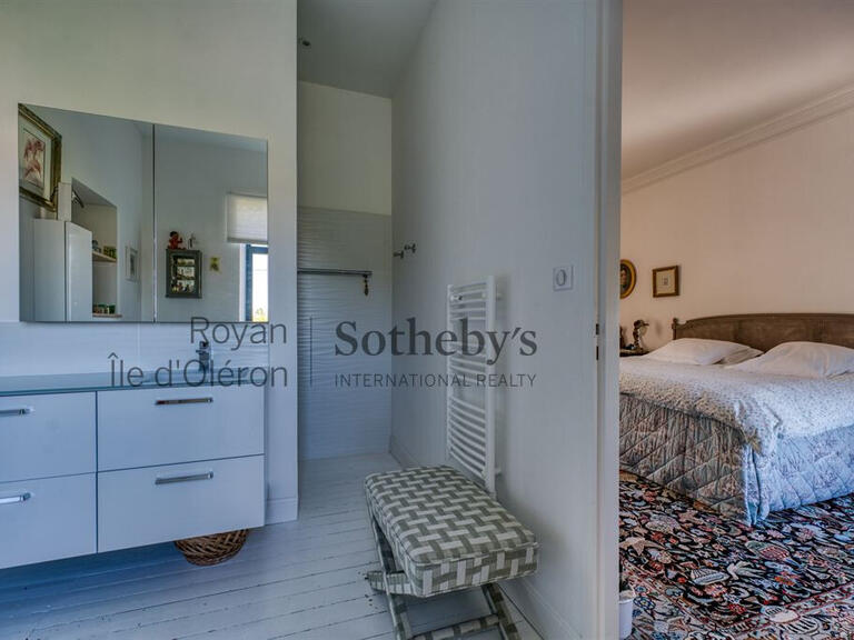 Maison Brie-sous-Mortagne - 6 chambres - 530m²