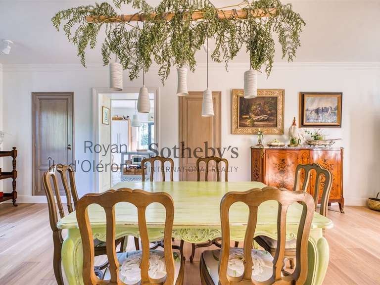 Maison Brie-sous-Mortagne - 6 chambres - 530m²