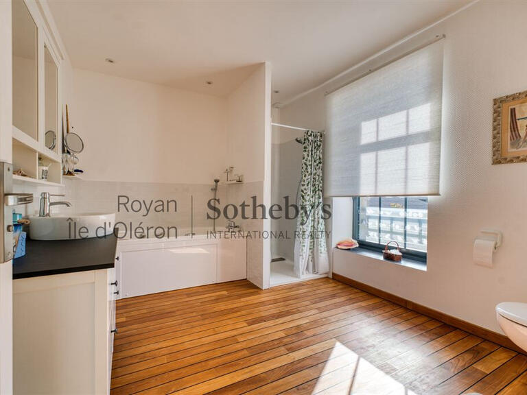 Maison Brie-sous-Mortagne - 6 chambres - 530m²