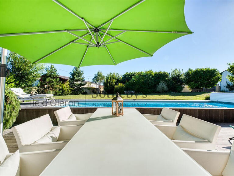 Maison Brie-sous-Mortagne - 6 chambres - 530m²