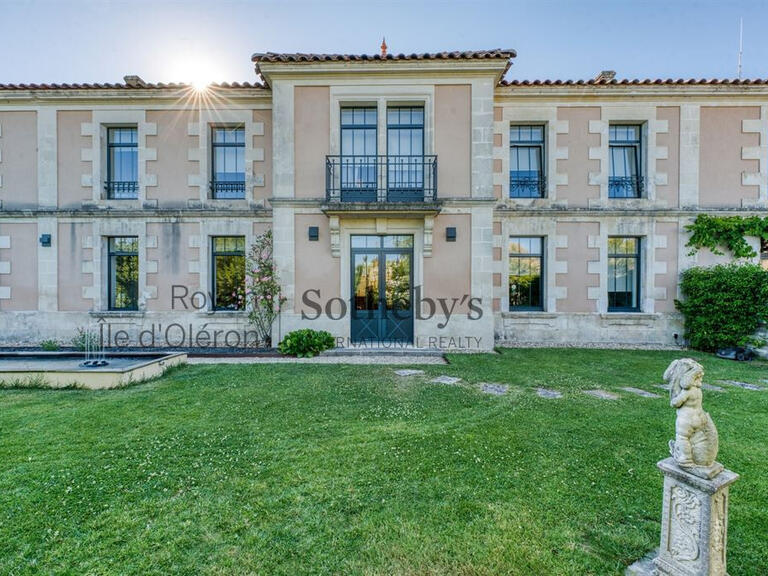 Maison Brie-sous-Mortagne - 6 chambres - 530m²
