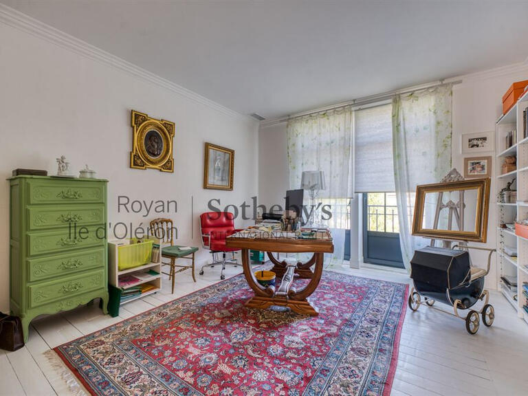 Maison Brie-sous-Mortagne - 6 chambres - 530m²