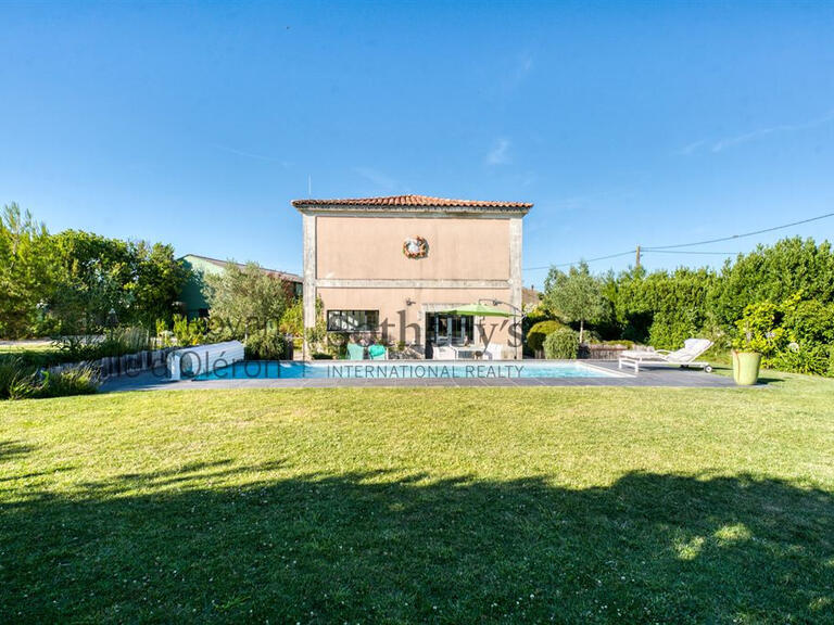 Maison Brie-sous-Mortagne - 6 chambres - 530m²