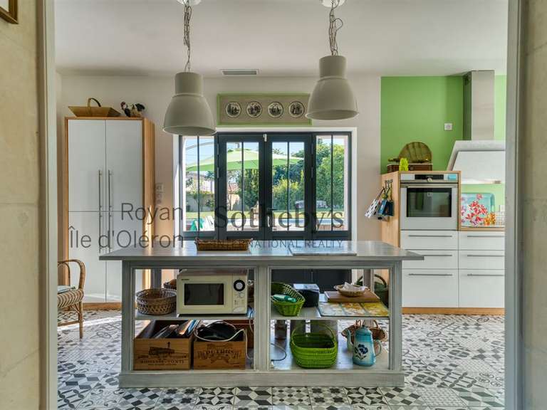 Maison Brie-sous-Mortagne - 6 chambres - 530m²