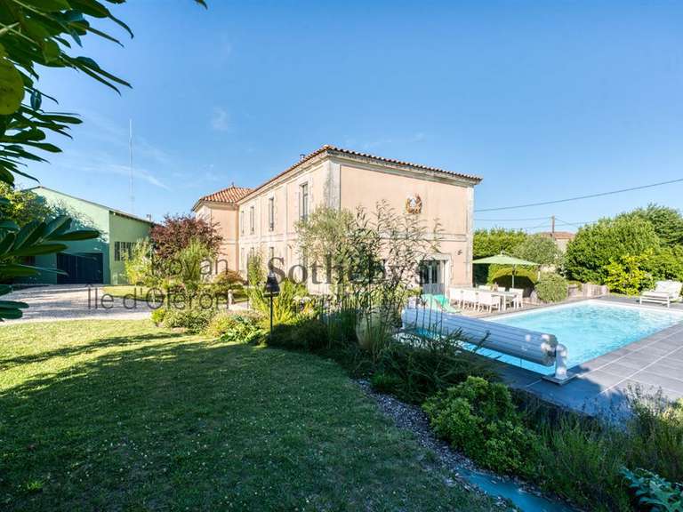 Maison Brie-sous-Mortagne - 6 chambres - 530m²
