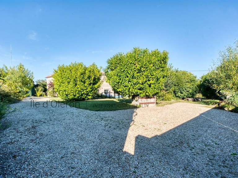 Maison Brie-sous-Mortagne - 6 chambres - 530m²