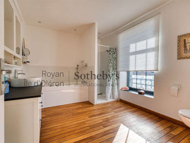 Maison Brie-sous-Mortagne - 6 chambres - 530m²