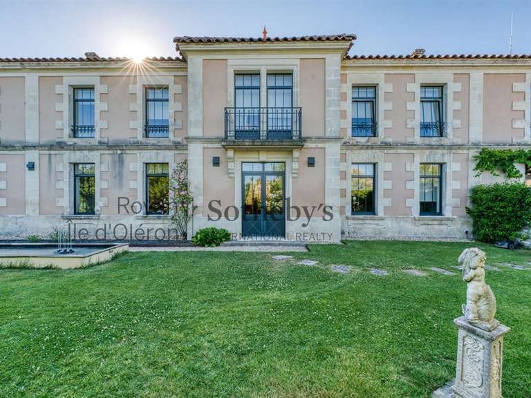 Maison Brie-sous-Mortagne - 6 chambres - 530m²