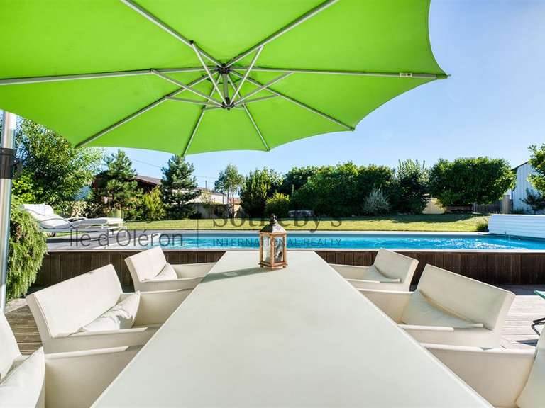 Maison Brie-sous-Mortagne - 6 chambres - 530m²