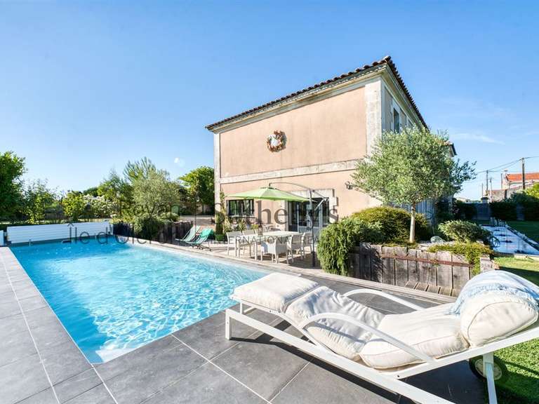 Maison Brie-sous-Mortagne - 6 chambres - 530m²