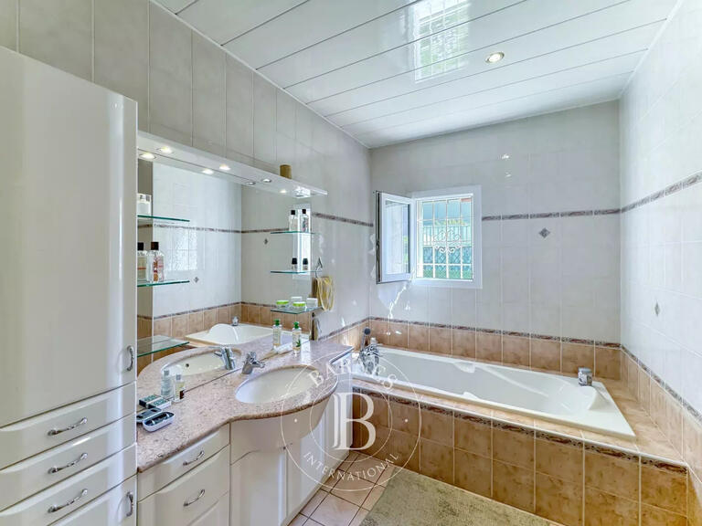Maison Brison-Saint-Innocent - 3 chambres - 163m²