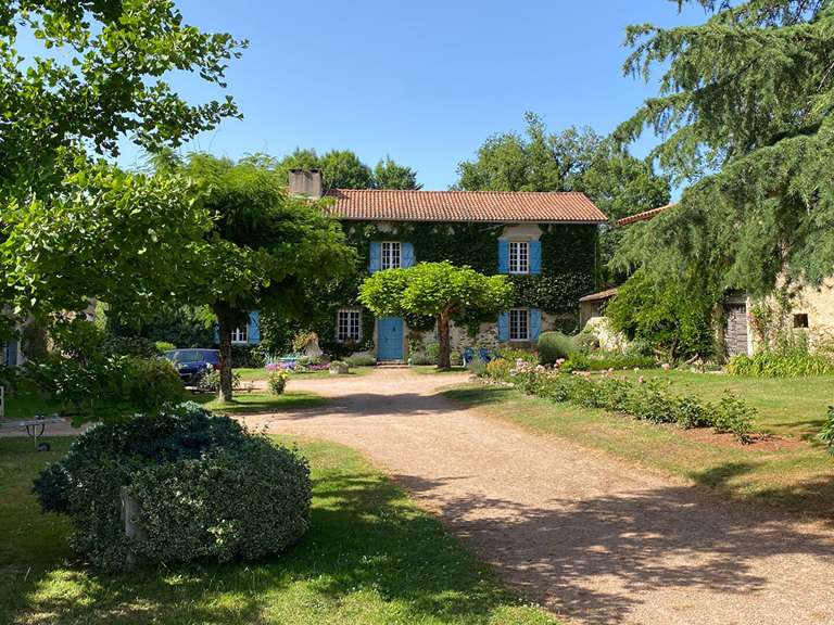 Maison Busserolles - 4 chambres - 271m²