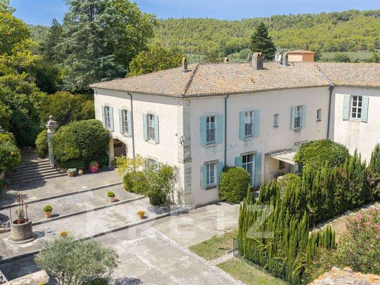 Propriété Calvisson - 10 chambres - 900m²
