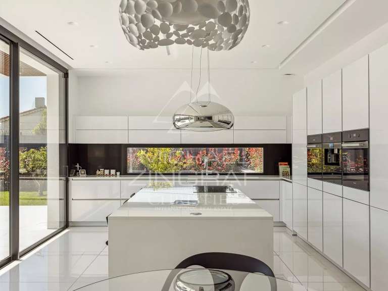 Maison Cap-d-antibes - 5 chambres - 320m²