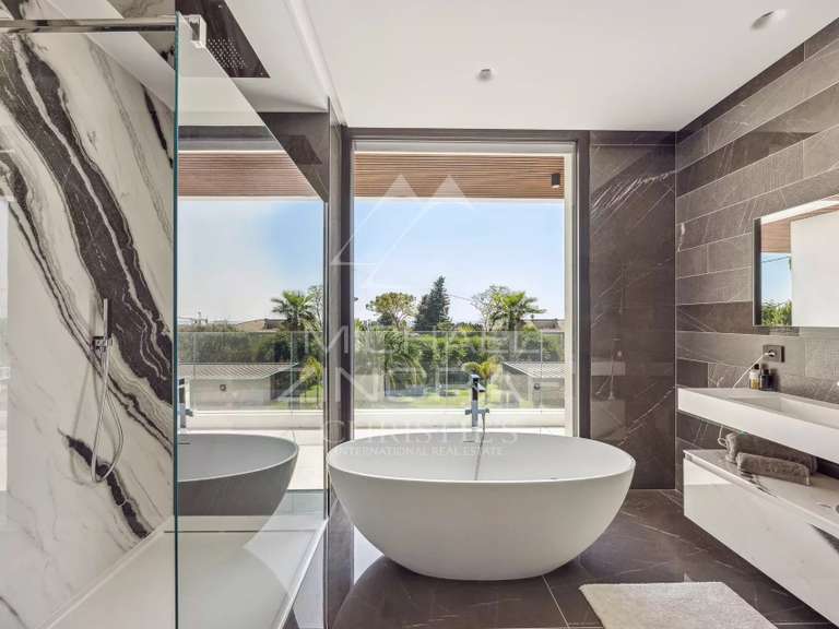 Maison Cap-d-antibes - 5 chambres - 320m²