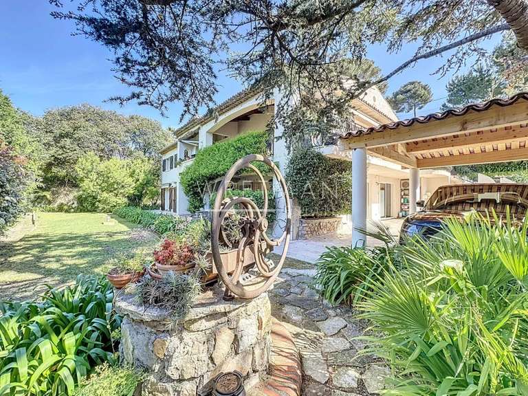 Maison Cap-d-antibes - 5 chambres - 266m²