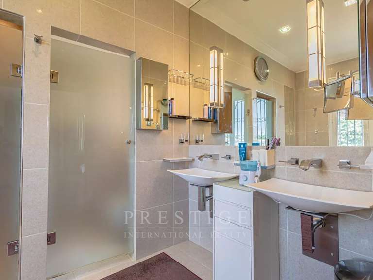 Maison Cap-d-antibes - 3 chambres - 246m²