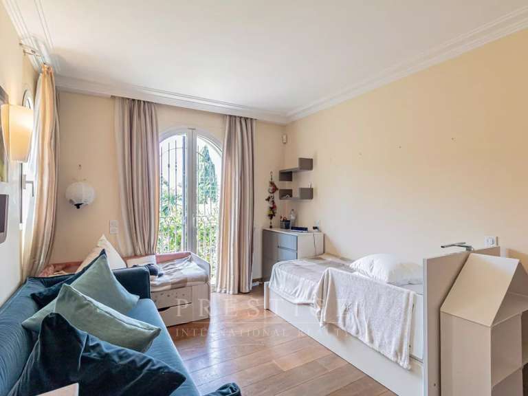 Maison Cap-d-antibes - 3 chambres - 246m²
