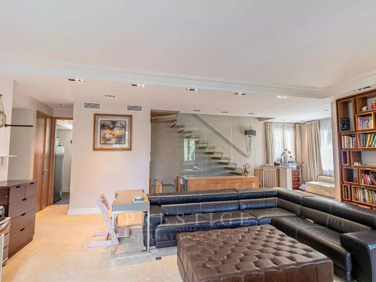 Maison Cap-d-antibes - 3 chambres - 246m²