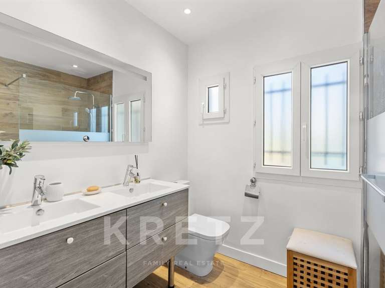 Maison Cap-d-antibes - 5 chambres - 170m²