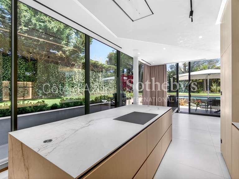 Maison Cap-d-antibes - 5 chambres - 404m²
