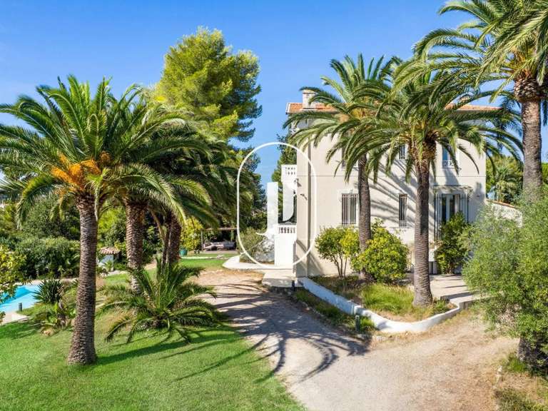 Maison Cap-d-antibes - 5 chambres - 247m²