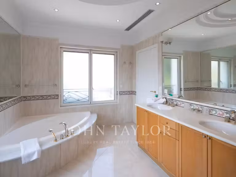 Propriété Cap-d-antibes - 10 chambres - 600m²